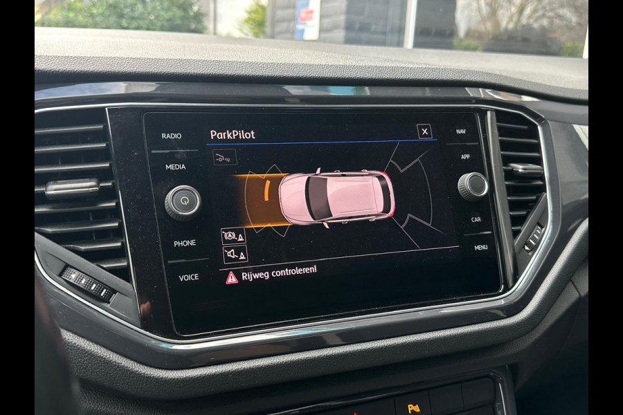 Volkswagen T-Roc 1.5 Sport R-Line, Two-Tone, Automaat, Bluetooth, CarPlay, Camera, Cruise, Trekhaak, PDC