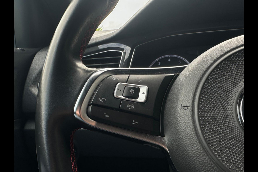 Volkswagen T-Roc 1.5 Sport R-Line, Two-Tone, Automaat, Bluetooth, CarPlay, Camera, Cruise, Trekhaak, PDC