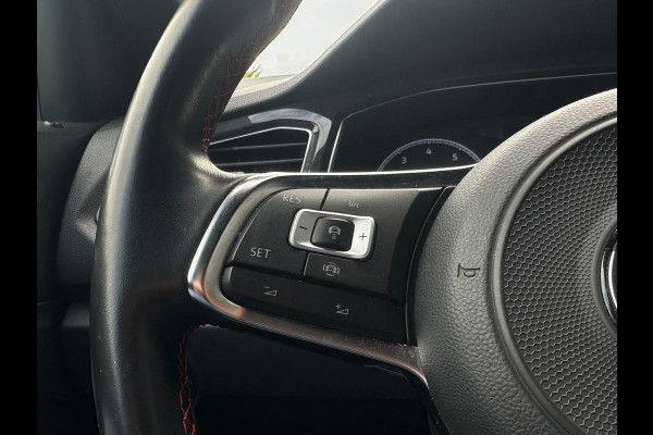 Volkswagen T-Roc 1.5 Sport R-Line, Two-Tone, Automaat, Bluetooth, CarPlay, Camera, Cruise, Trekhaak, PDC
