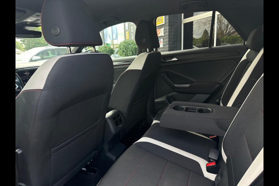 Volkswagen T-Roc 1.5 Sport R-Line, Two-Tone, Automaat, Bluetooth, CarPlay, Camera, Cruise, Trekhaak, PDC