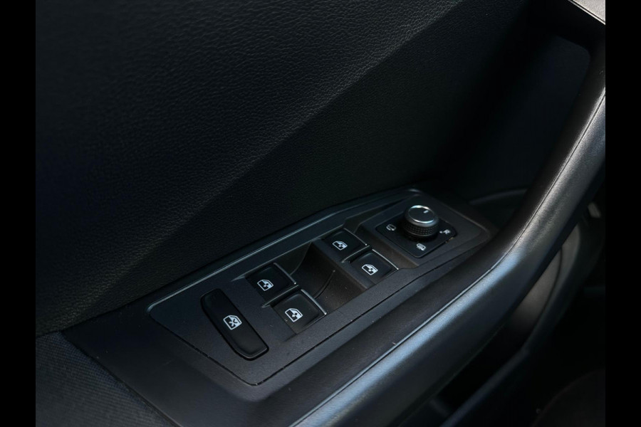 Volkswagen T-Roc 1.5 Sport R-Line, Two-Tone, Automaat, Bluetooth, CarPlay, Camera, Cruise, Trekhaak, PDC