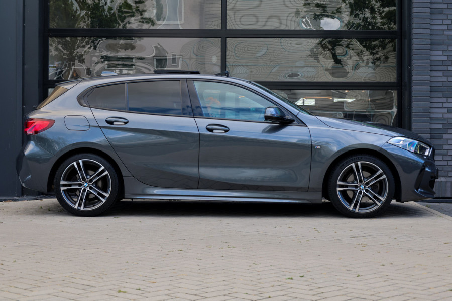 BMW 1-serie 118i Executive Edition | NAP! | PANO | M-SPORT | CAMERA | CARPLAY | LED |