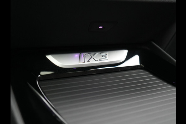 BMW iX3 M Sport High Executive 80 kWh 286pk Dealer O.H. SOH 95% | Trekhaak Af Fabriek | Panodak | Head Up | 360 Camera | Harman / Kardon | Lederen Sportstoelen Memory & Verwarmd | Keyless | Blis | Sfeerverlichting | 20"L.M | Adaptive LED |