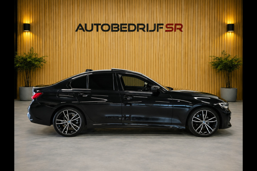 BMW 3-serie 320i Executive Edition Panoramadak! M Pakket! Laser Koplampen! Sfeerverlichting!