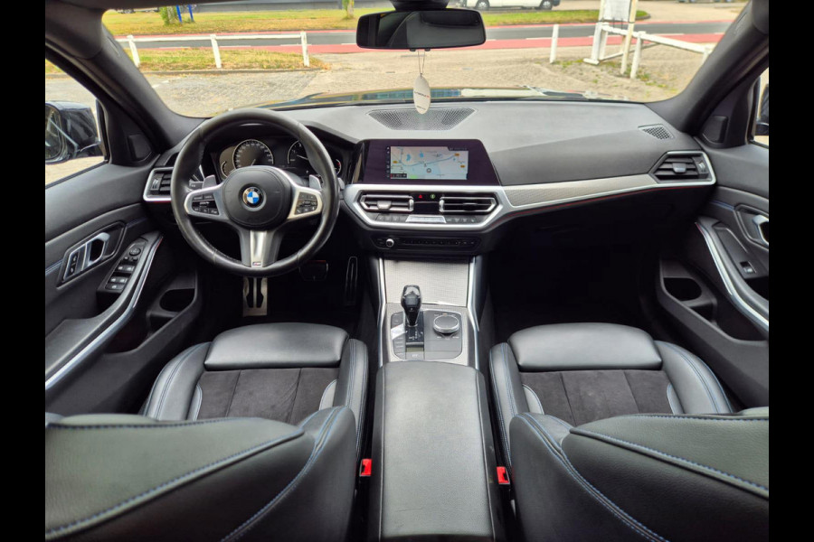 BMW 3-serie 320i Executive Edition Panoramadak! M Pakket! Laser Koplampen! Sfeerverlichting!
