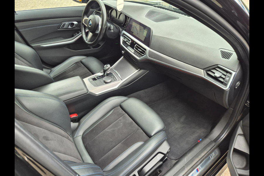 BMW 3-serie 320i Executive Edition Panoramadak! M Pakket! Laser Koplampen! Sfeerverlichting!