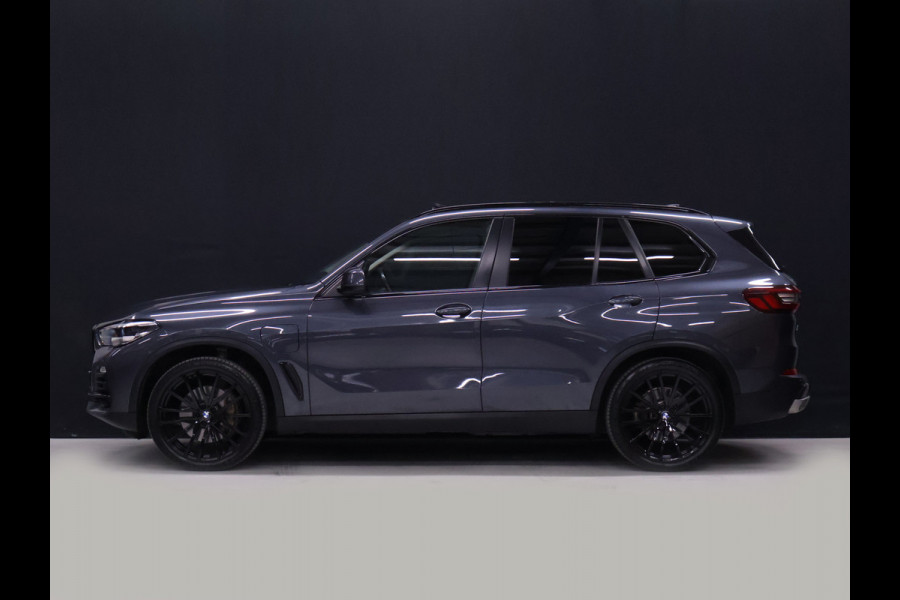 BMW X5 xDrive45e Sport [SOH 97%, PANORAMADAK, HARMAN KARDON, TREKHAAK, LUCHTVERING, APPLE CARPLAY, ANDROID AUTO, MEMORY SEATS, M SPORT VELG, CAMERA, NIEUWSTAAT]