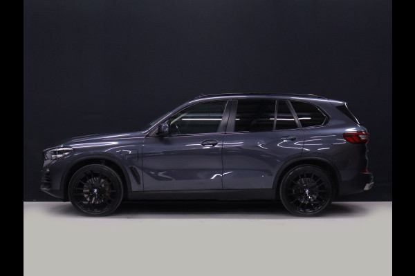 BMW X5 xDrive45e Sport [SOH 97%, PANORAMADAK, HARMAN KARDON, TREKHAAK, LUCHTVERING, APPLE CARPLAY, ANDROID AUTO, MEMORY SEATS, M SPORT VELG, CAMERA, NIEUWSTAAT]