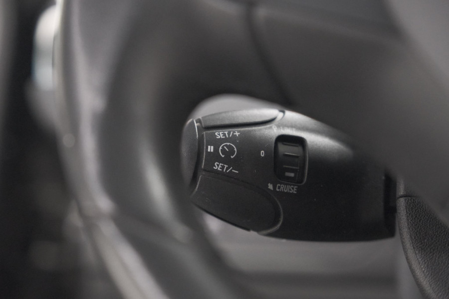 Peugeot 208 PureTech 82 Signature | Parkeersensoren | Apple Carplay | Navigatie