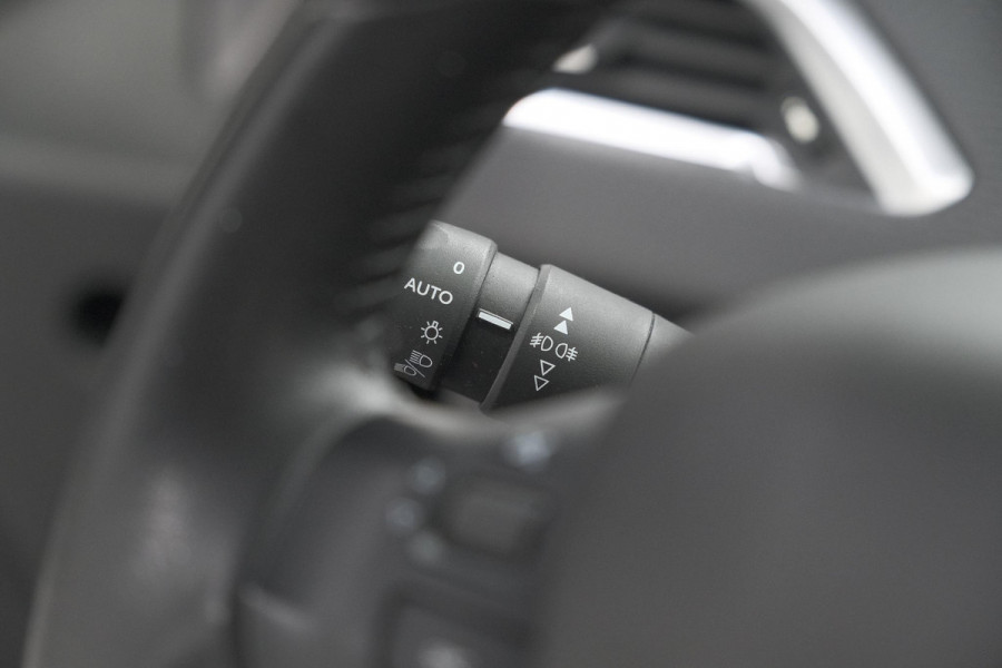 Peugeot 208 PureTech 82 Signature | Parkeersensoren | Apple Carplay | Navigatie