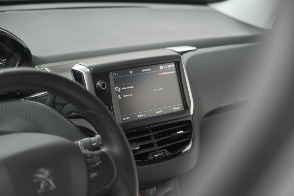 Peugeot 208 PureTech 82 Signature | Parkeersensoren | Apple Carplay | Navigatie