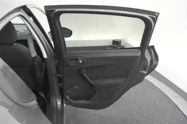 Peugeot 208 PureTech 82 Signature | Parkeersensoren | Apple Carplay | Navigatie