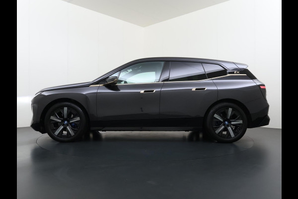 BMW iX xDrive40 Business Edition Plus 77 kWh SOH 100% | DRIVING ASSISTENT PROF. | STOEL + STUURVERWARMING EN MASSAGE| ELEKTRISCHE TREKHAAK| SKYLOUNGE | LASER|