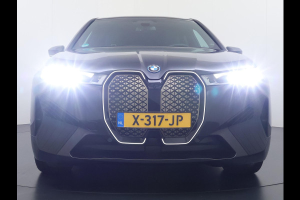 BMW iX xDrive40 Business Edition Plus 77 kWh SOH 100% | DRIVING ASSISTENT PROF. | STOEL + STUURVERWARMING EN MASSAGE| ELEKTRISCHE TREKHAAK| SKYLOUNGE | LASER|