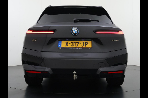 BMW iX xDrive40 Business Edition Plus 77 kWh SOH 100% | DRIVING ASSISTENT PROF. | STOEL + STUURVERWARMING EN MASSAGE| ELEKTRISCHE TREKHAAK| SKYLOUNGE | LASER|