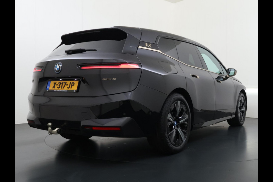 BMW iX xDrive40 Business Edition Plus 77 kWh SOH 100% | DRIVING ASSISTENT PROF. | STOEL + STUURVERWARMING EN MASSAGE| ELEKTRISCHE TREKHAAK| SKYLOUNGE | LASER|