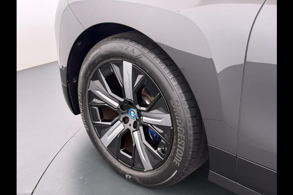 BMW iX xDrive40 Business Edition Plus 77 kWh SOH 100% | DRIVING ASSISTENT PROF. | STOEL + STUURVERWARMING EN MASSAGE| ELEKTRISCHE TREKHAAK| SKYLOUNGE | LASER|