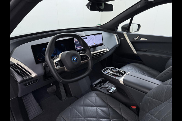 BMW iX xDrive40 Business Edition Plus 77 kWh SOH 100% | DRIVING ASSISTENT PROF. | STOEL + STUURVERWARMING EN MASSAGE| ELEKTRISCHE TREKHAAK| SKYLOUNGE | LASER|