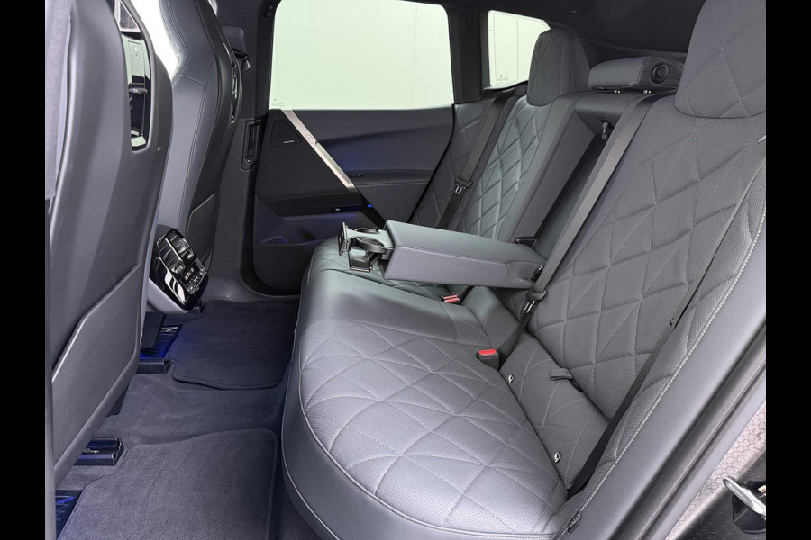 BMW iX xDrive40 Business Edition Plus 77 kWh SOH 100% | DRIVING ASSISTENT PROF. | STOEL + STUURVERWARMING EN MASSAGE| ELEKTRISCHE TREKHAAK| SKYLOUNGE | LASER|