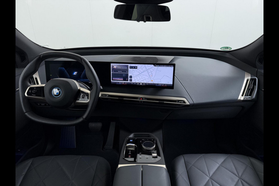 BMW iX xDrive40 Business Edition Plus 77 kWh SOH 100% | DRIVING ASSISTENT PROF. | STOEL + STUURVERWARMING EN MASSAGE| ELEKTRISCHE TREKHAAK| SKYLOUNGE | LASER|