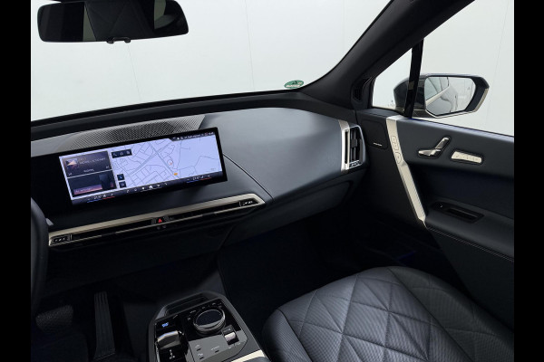 BMW iX xDrive40 Business Edition Plus 77 kWh SOH 100% | DRIVING ASSISTENT PROF. | STOEL + STUURVERWARMING EN MASSAGE| ELEKTRISCHE TREKHAAK| SKYLOUNGE | LASER|