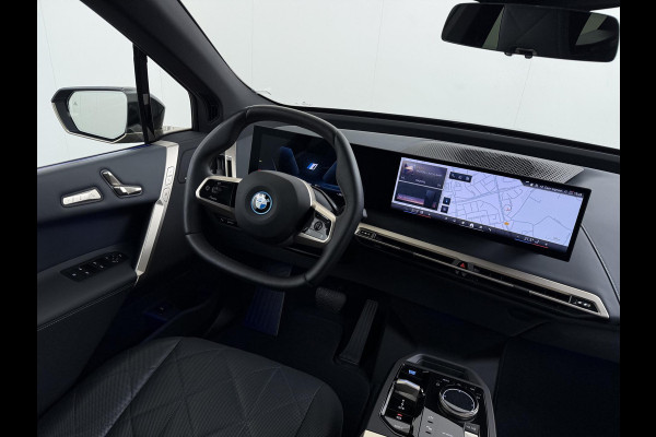 BMW iX xDrive40 Business Edition Plus 77 kWh SOH 100% | DRIVING ASSISTENT PROF. | STOEL + STUURVERWARMING EN MASSAGE| ELEKTRISCHE TREKHAAK| SKYLOUNGE | LASER|