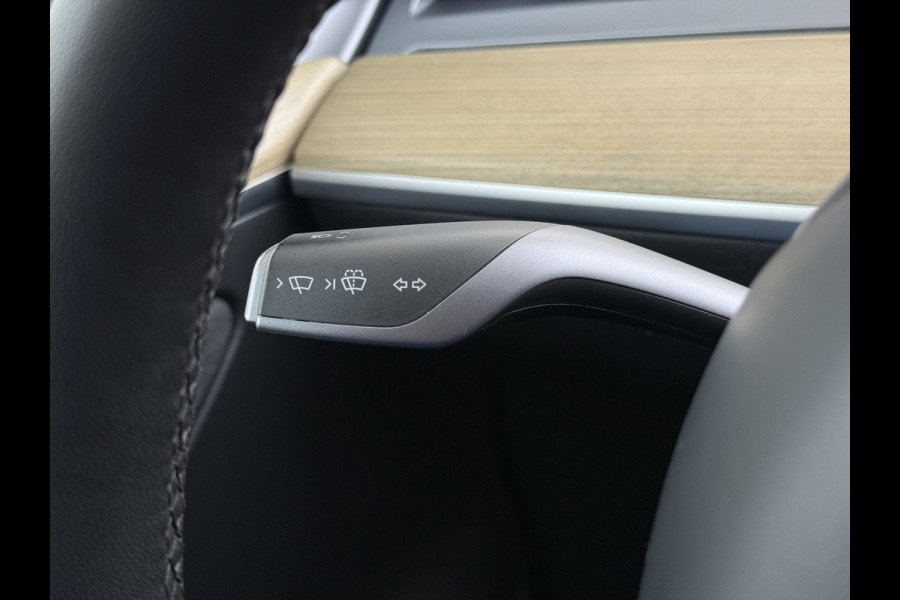 Tesla Model Y RWD 300PK LFP Accu Trekhaak Spoiler 20"lm Warmtepomp Leer PanoDak Navi Premium-Audio Ecc Adap.Cruise Camera's Traffic-Aware-Cruise+Sturen  AI FSD-3 Computer SOH 92% Stuur+Stoelverwarming Led Traffic-Aware Cruise Control Toybox Elek.Achterklep 1.600KG Trekgewicht 1e Eigenaar Origineel Nederlandse Auto