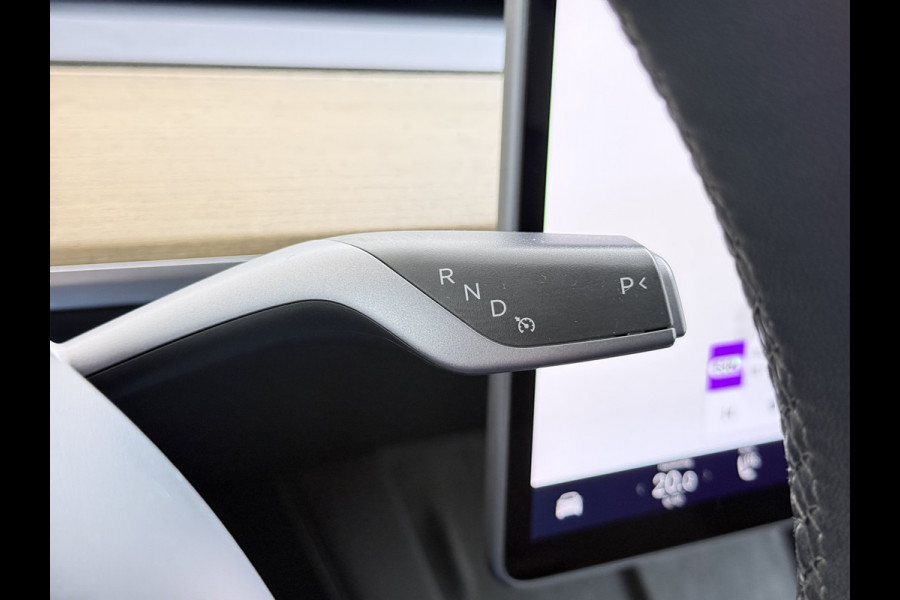 Tesla Model Y RWD 300PK LFP Accu Trekhaak Spoiler 20"lm Warmtepomp Leer PanoDak Navi Premium-Audio Ecc Adap.Cruise Camera's Traffic-Aware-Cruise+Sturen  AI FSD-3 Computer SOH 92% Stuur+Stoelverwarming Led Traffic-Aware Cruise Control Toybox Elek.Achterklep 1.600KG Trekgewicht 1e Eigenaar Origineel Nederlandse Auto