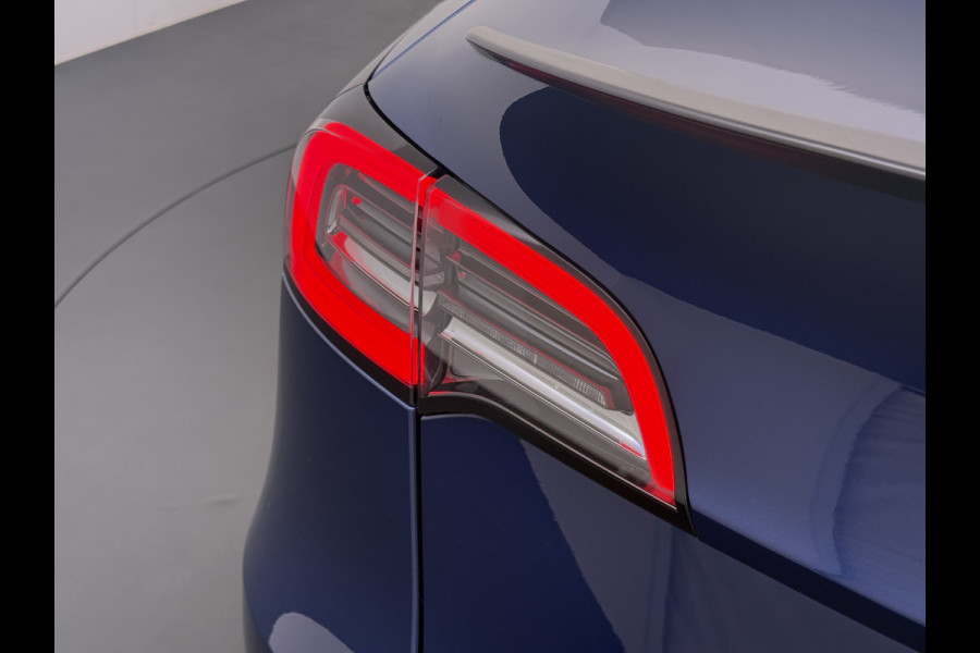 Tesla Model Y RWD 300PK LFP Accu Trekhaak Spoiler 20"lm Warmtepomp Leer PanoDak Navi Premium-Audio Ecc Adap.Cruise Camera's Traffic-Aware-Cruise+Sturen  AI FSD-3 Computer SOH 92% Stuur+Stoelverwarming Led Traffic-Aware Cruise Control Toybox Elek.Achterklep 1.600KG Trekgewicht 1e Eigenaar Origineel Nederlandse Auto
