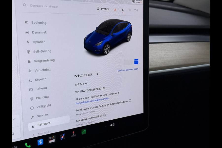 Tesla Model Y RWD 300PK LFP Accu Trekhaak Spoiler 20"lm Warmtepomp Leer PanoDak Navi Premium-Audio Ecc Adap.Cruise Camera's Traffic-Aware-Cruise+Sturen  AI FSD-3 Computer SOH 92% Stuur+Stoelverwarming Led Traffic-Aware Cruise Control Toybox Elek.Achterklep 1.600KG Trekgewicht 1e Eigenaar Origineel Nederlandse Auto