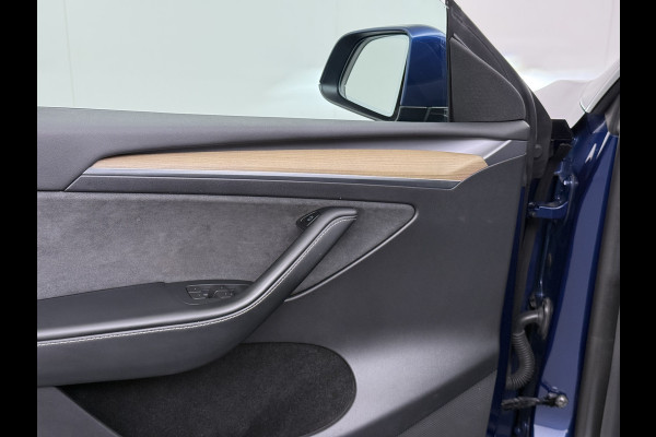 Tesla Model Y RWD 300PK LFP Accu Trekhaak Spoiler 20"lm Warmtepomp Leer PanoDak Navi Premium-Audio Ecc Adap.Cruise Camera's Traffic-Aware-Cruise+Sturen  AI FSD-3 Computer SOH 92% Stuur+Stoelverwarming Led Traffic-Aware Cruise Control Toybox Elek.Achterklep 1.600KG Trekgewicht 1e Eigenaar Origineel Nederlandse Auto