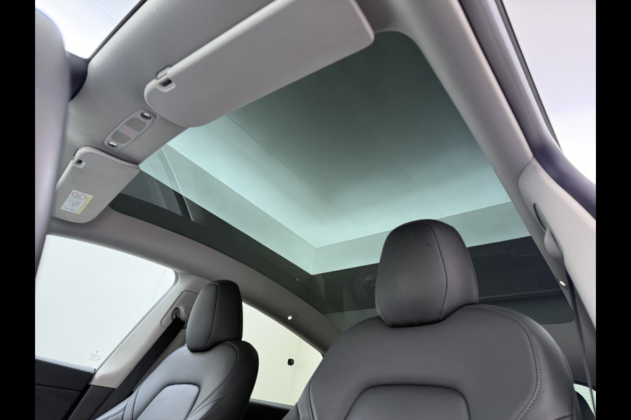Tesla Model Y RWD 300PK LFP Accu Trekhaak Spoiler 20"lm Warmtepomp Leer PanoDak Navi Premium-Audio Ecc Adap.Cruise Camera's Traffic-Aware-Cruise+Sturen  AI FSD-3 Computer SOH 92% Stuur+Stoelverwarming Led Traffic-Aware Cruise Control Toybox Elek.Achterklep 1.600KG Trekgewicht 1e Eigenaar Origineel Nederlandse Auto