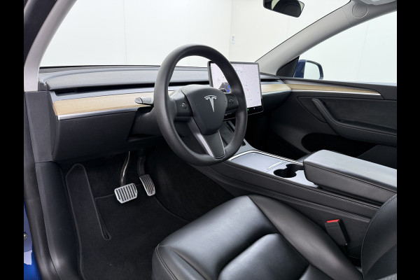 Tesla Model Y RWD 300PK LFP Accu Trekhaak Spoiler 20"lm Warmtepomp Leer PanoDak Navi Premium-Audio Ecc Adap.Cruise Camera's Traffic-Aware-Cruise+Sturen  AI FSD-3 Computer SOH 92% Stuur+Stoelverwarming Led Traffic-Aware Cruise Control Toybox Elek.Achterklep 1.600KG Trekgewicht 1e Eigenaar Origineel Nederlandse Auto