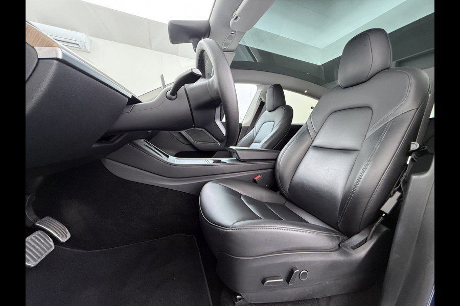 Tesla Model Y RWD 300PK LFP Accu Trekhaak Spoiler 20"lm Warmtepomp Leer PanoDak Navi Premium-Audio Ecc Adap.Cruise Camera's Traffic-Aware-Cruise+Sturen  AI FSD-3 Computer SOH 92% Stuur+Stoelverwarming Led Traffic-Aware Cruise Control Toybox Elek.Achterklep 1.600KG Trekgewicht 1e Eigenaar Origineel Nederlandse Auto