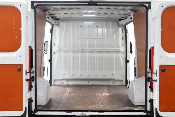 Peugeot Boxer 335 2.2 BlueHDi 140pk L2H1 Premium Airco/Navi/2x Schuifdeur 04-2021
