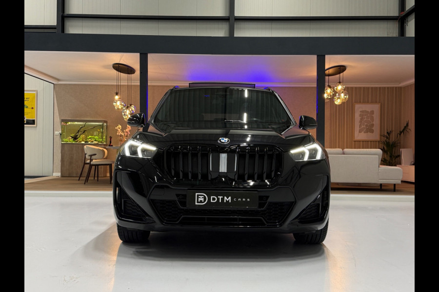 BMW X1 BMW sDrive20i M Sport Pano Sportstoelen ACC Trekhaak Navi LED Camera Carplay