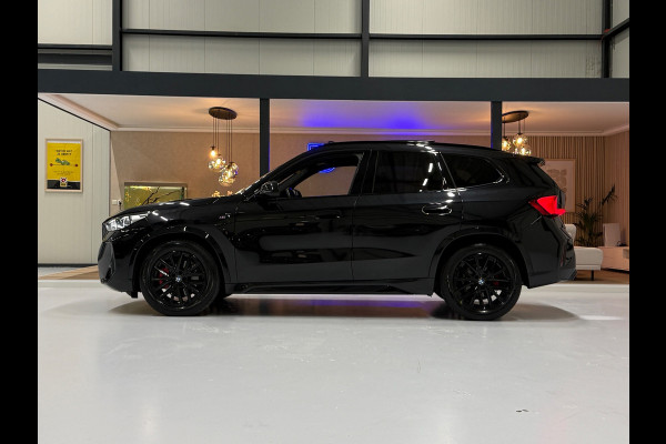 BMW X1 BMW sDrive20i M Sport Pano Sportstoelen ACC Trekhaak Navi LED Camera Carplay