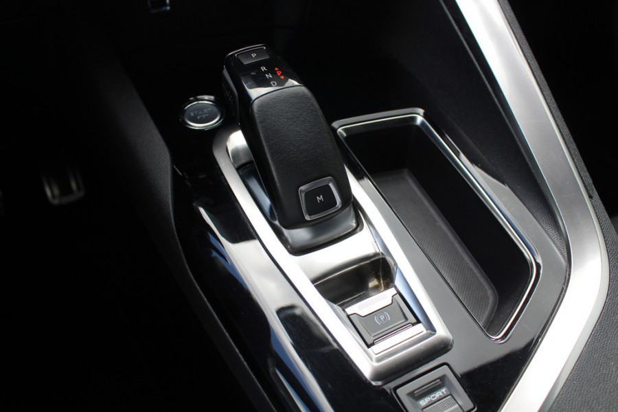 Peugeot 3008 1.2 PureTech Crossway / Trekhaak / Panoramadak / Camera / Navigatie / 18'' / Keyless / DAB / Cruise Control