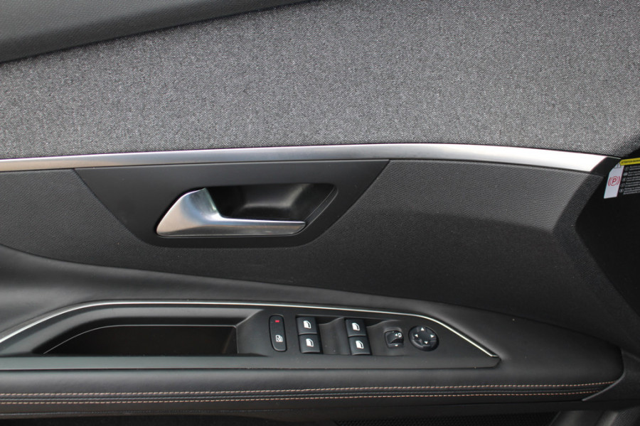 Peugeot 3008 1.2 PureTech Crossway / Trekhaak / Panoramadak / Camera / Navigatie / 18'' / Keyless / DAB / Cruise Control
