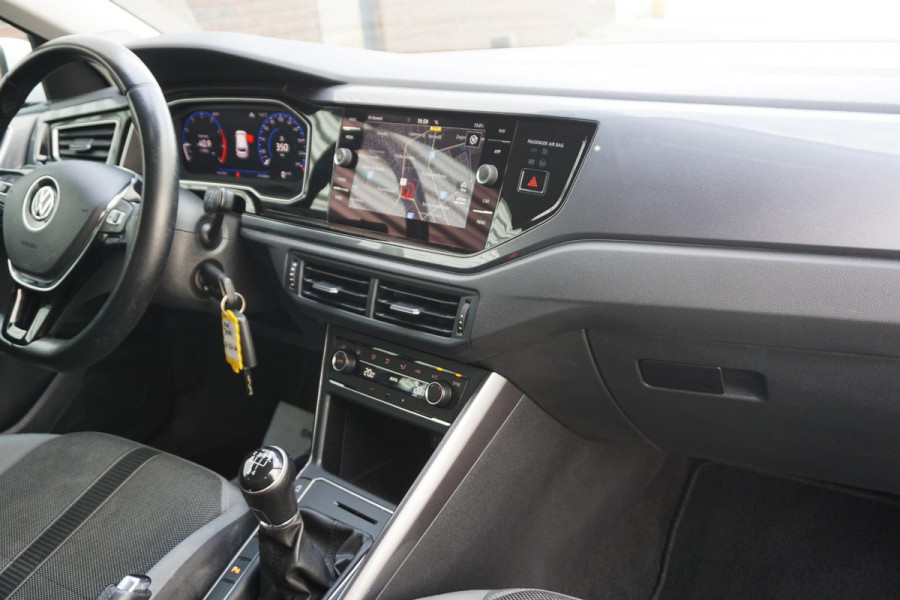 Volkswagen Polo 1.0 TSI Highline/Digi-Dash./PDC voor+achter/ Navigatie.