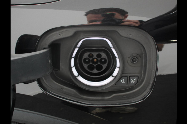 Ford Kuga 2.5 PHEV Vignale Climate control Adaptieve cruise control Led Lichtmetalen velgen Parkeersensoren Camera Stoelverwarming Stuurverwarming Navigatie Apple carplay/ Android Auto Trekhaak