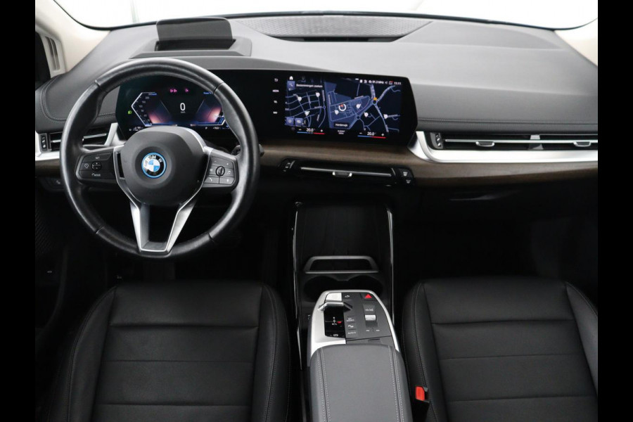 BMW 2 Serie Active Tourer 225e xDrive Luxury Line | SOH 95,1% | Trekhaak | Leder | Full LED | Head Up| Keyless | Navigatie | Carplay | 17" | Stoelverwarming | 360 Camera | Adaptive Cruise | PHEV | Plug In