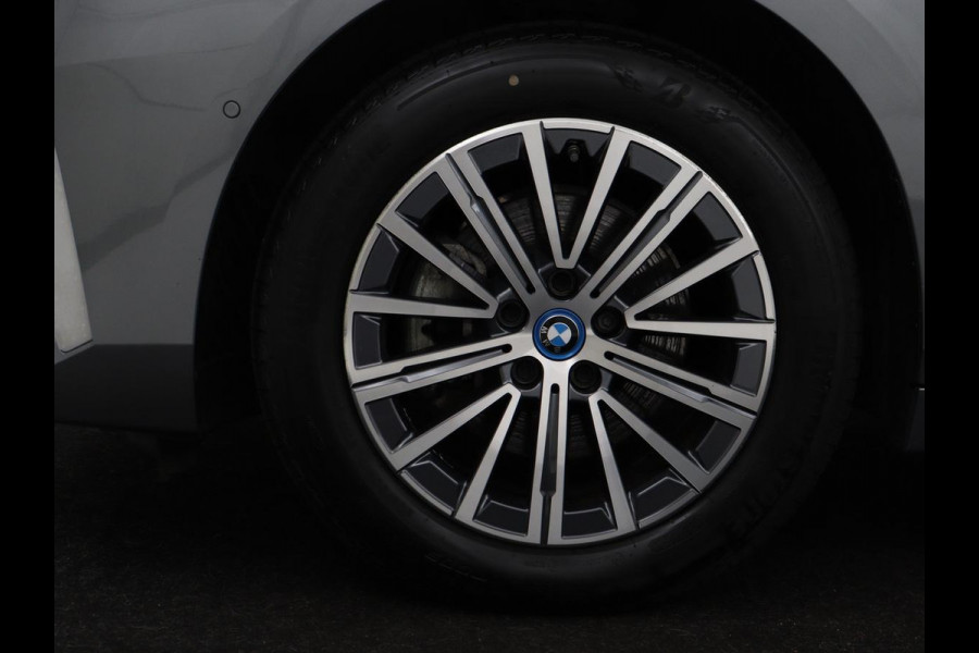 BMW 2 Serie Active Tourer 225e xDrive Luxury Line | SOH 95,1% | Trekhaak | Leder | Full LED | Head Up| Keyless | Navigatie | Carplay | 17" | Stoelverwarming | 360 Camera | Adaptive Cruise | PHEV | Plug In