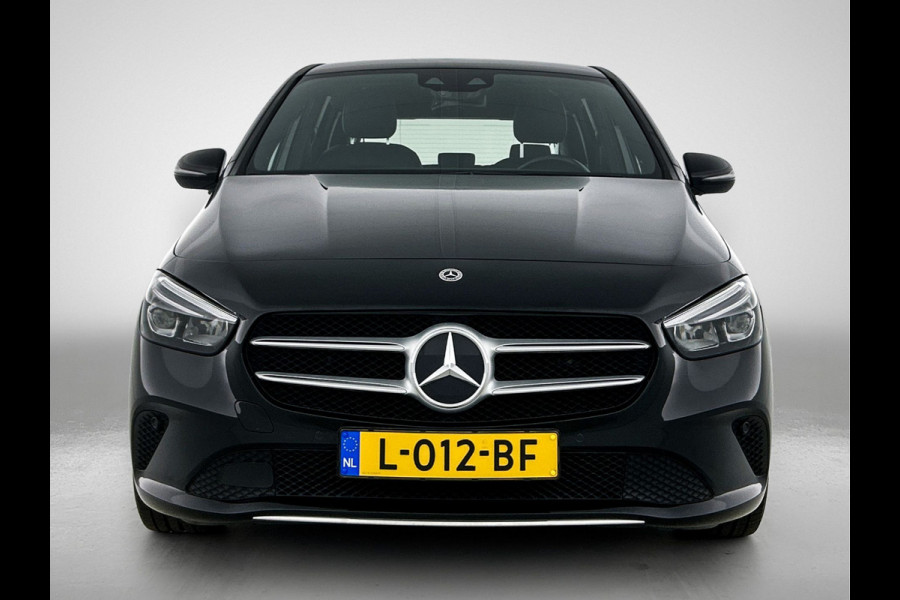 Mercedes-Benz B-Klasse 180 Business Solution Luxury Trekhaak | Parkeerpakket met achteruitrijcamera | Ledkoplampen | Sfeerverlichting | Stoelverwarming. Inclusief 24 maanden MB Certified garantie voor Europa.