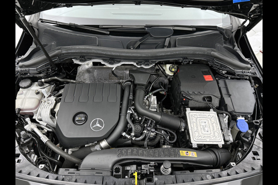 Mercedes-Benz B-Klasse 180 Business Solution Luxury Trekhaak | Parkeerpakket met achteruitrijcamera | Ledkoplampen | Sfeerverlichting | Stoelverwarming. Inclusief 24 maanden MB Certified garantie voor Europa.