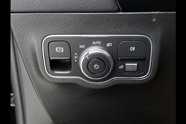 Mercedes-Benz B-Klasse 180 Business Solution Luxury Trekhaak | Parkeerpakket met achteruitrijcamera | Ledkoplampen | Sfeerverlichting | Stoelverwarming. Inclusief 24 maanden MB Certified garantie voor Europa.