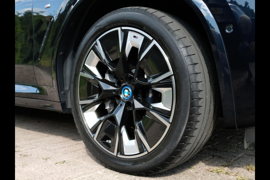 BMW iX3 High Executive 80 kWh | M Sport | Panoramadak | Trekhaak wegklapbaar | Harman/kardon | Keyless entry | Sportstoelen | Stoelverwarming | 360 graden camera | Head Up Display