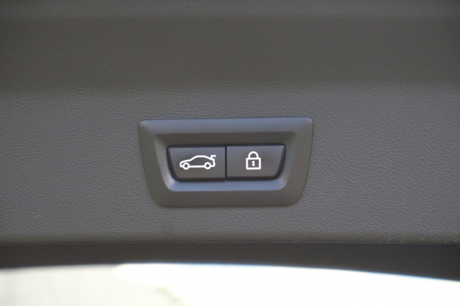BMW iX3 High Executive 80 kWh | M Sport | Panoramadak | Trekhaak wegklapbaar | Harman/kardon | Keyless entry | Sportstoelen | Stoelverwarming | 360 graden camera | Head Up Display