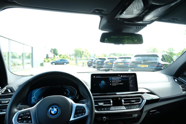 BMW iX3 High Executive 80 kWh | M Sport | Panoramadak | Trekhaak wegklapbaar | Harman/kardon | Keyless entry | Sportstoelen | Stoelverwarming | 360 graden camera | Head Up Display