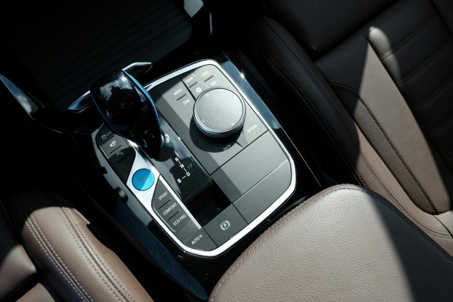 BMW iX3 High Executive 80 kWh | M Sport | Panoramadak | Trekhaak wegklapbaar | Harman/kardon | Keyless entry | Sportstoelen | Stoelverwarming | 360 graden camera | Head Up Display